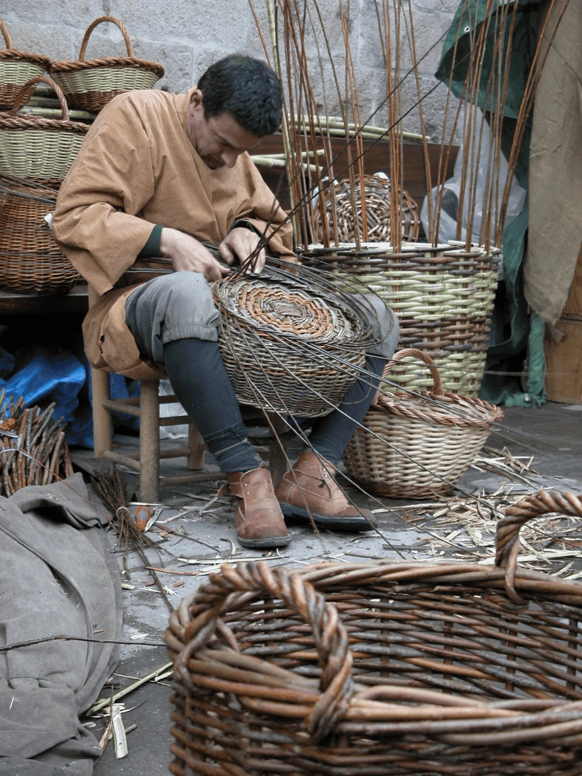 Artesano trabajando una pieza de cestería