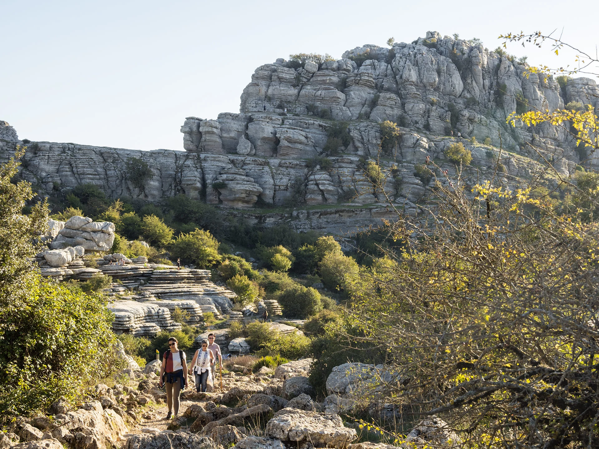 Grupo pequeño recorriendo el paisaje rocoso de El Torcal de Antequera