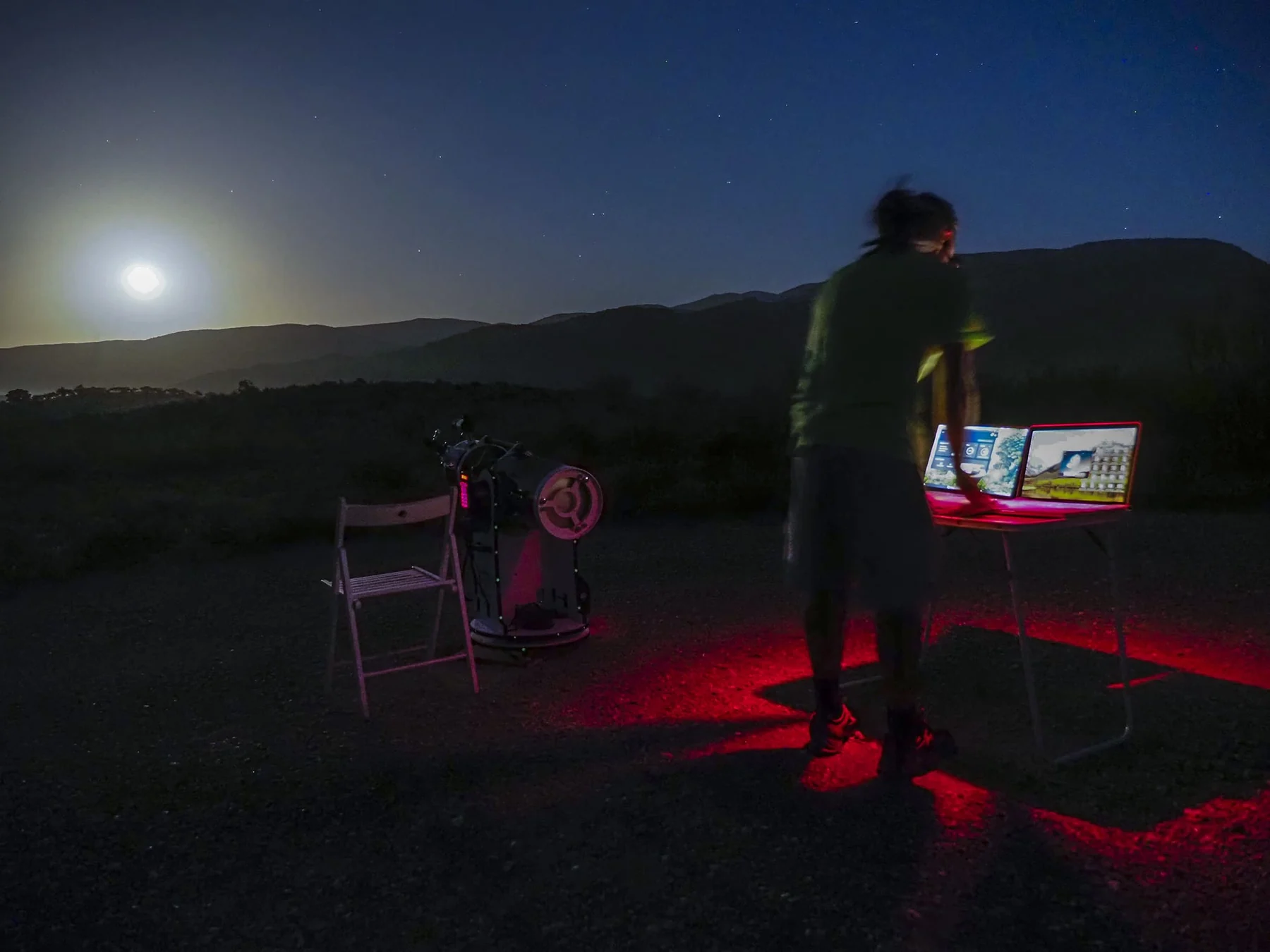 Preparación de un telescopio para observar la Luna al anochecer