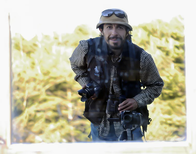 Richi con su equipo de fotografía de naturaleza